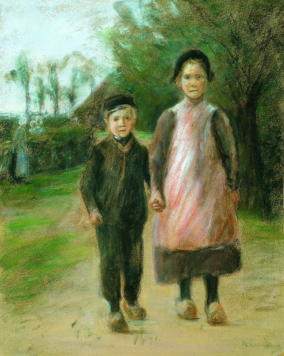 Ragazzo e ragazza in una strada di villaggio (ca. 1897)